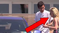 Pencuri Seksi Justru Dibantu Untuk "Nyolong" Mobil