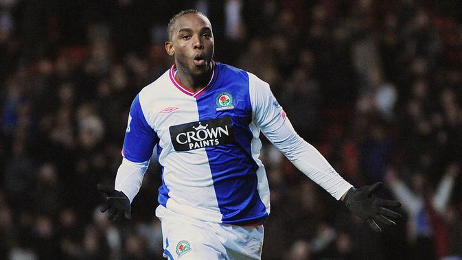 7. Benni McCarthy, pada musim pertamanya bersama Blackburn dirinya langsung mencetak 18 gol dari 36 penampilan. Tapi pada musim keduanya, striker asal Afsel itu hanya mencetak delapan gol dari 31 laga. (AFP/Paul Ellis)