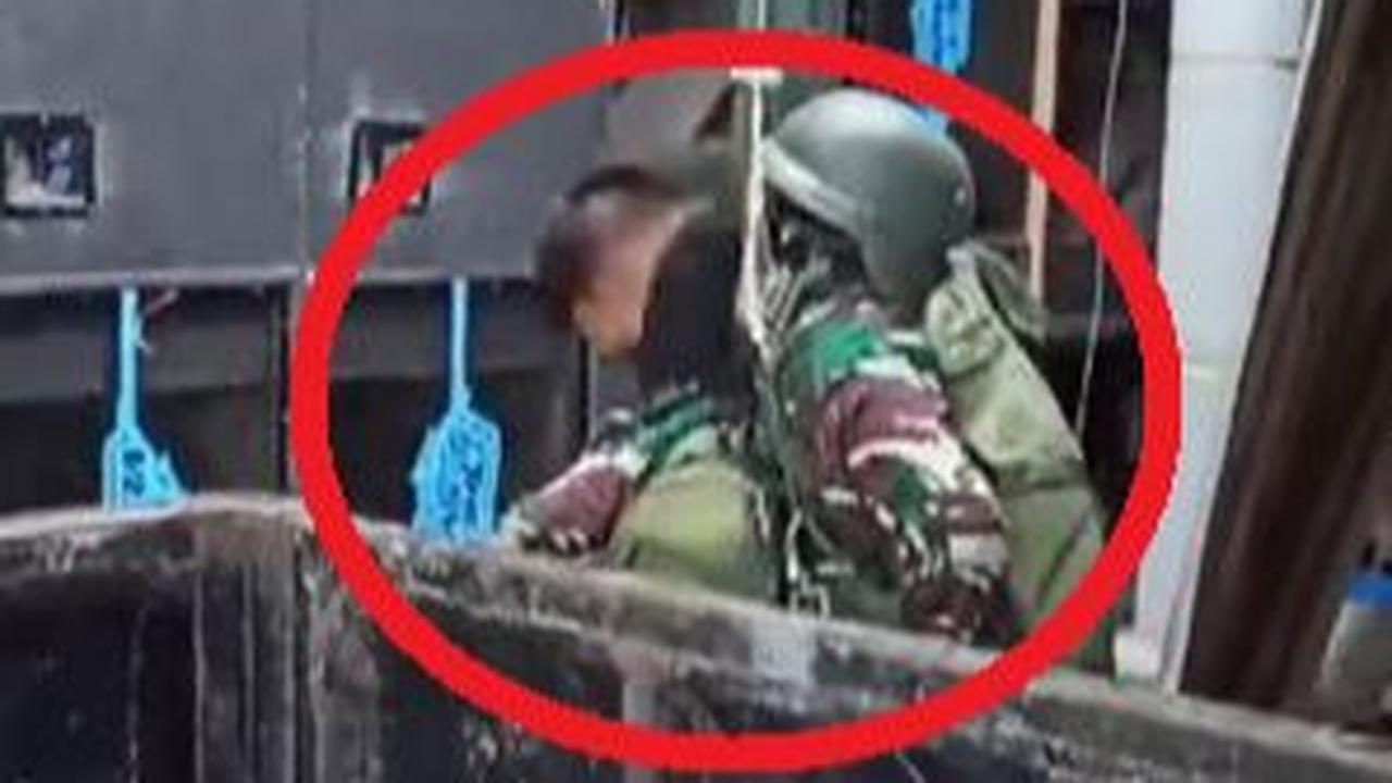 VIDEO: Penerjun Payung TNI Nyasar Malah Mendarat di Rumah Warga Blitar