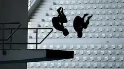 Siluet pasangan atlet loncat indah, Andriyan (kanan) dan Adityo Restu Putra saat beraksi pada nomor menara synchro putra Kejurnas Akuatik 2026 di Stadion Akuatik Gelora Bung Karno, Senayan, Jakarta, Selasa (05/05/2026). (Bola.com/Bagaskara Lazuardi)