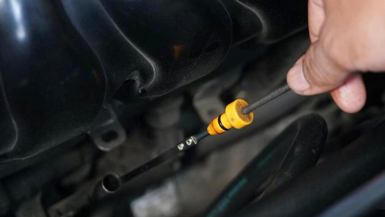 Cara Simple Memeriksa Kadar Oli Mobil Menggunakan Dipstick