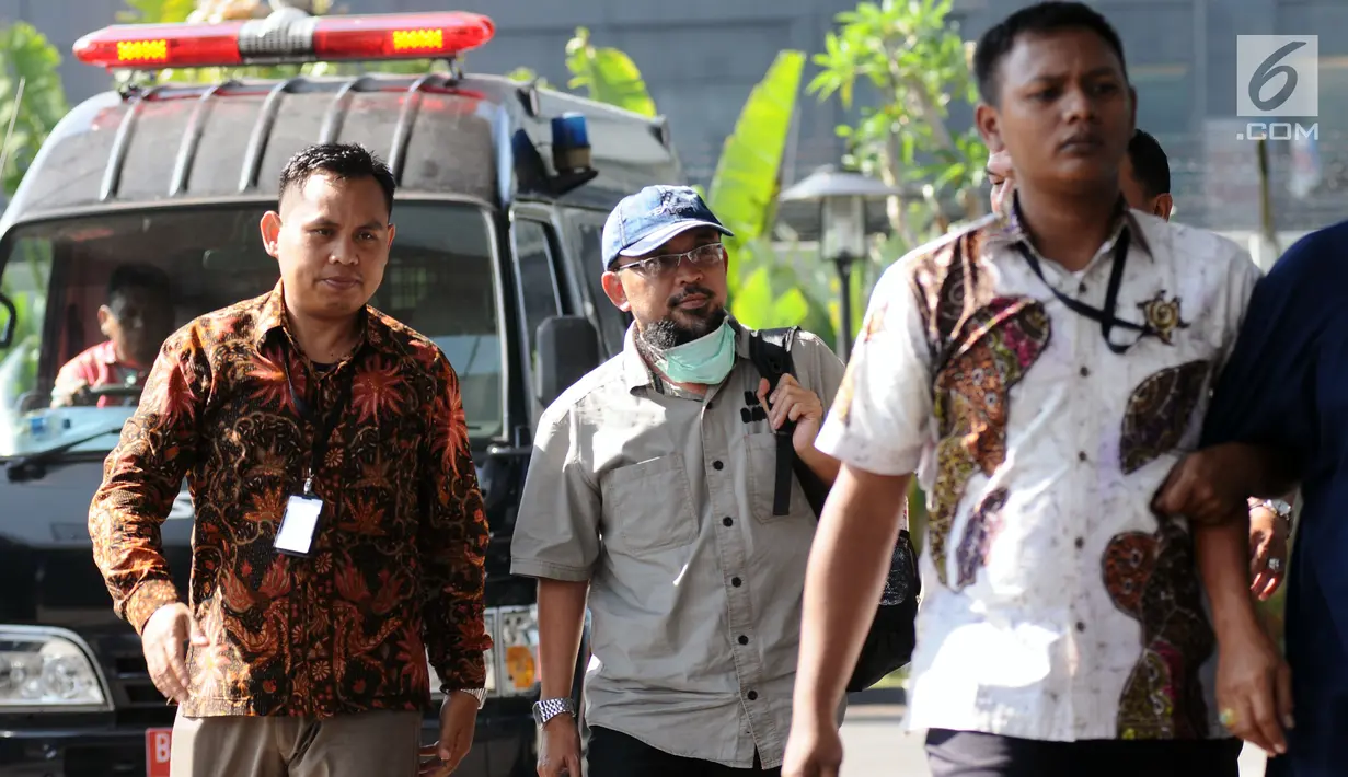 Senior Manager Keuangan PDAM Bandarmasih, Transis (tengah) saat tiba untuk menjalani pemeriksaan lanjutan di Gedung KPK, Jakarta, Jumat (15/9). KPK memeriksa empat orang terkait OTT Banjarmasin. (Liputan6.com/Helmi Fithriansyah)