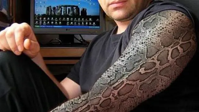 Tato Mirip Ular Asli