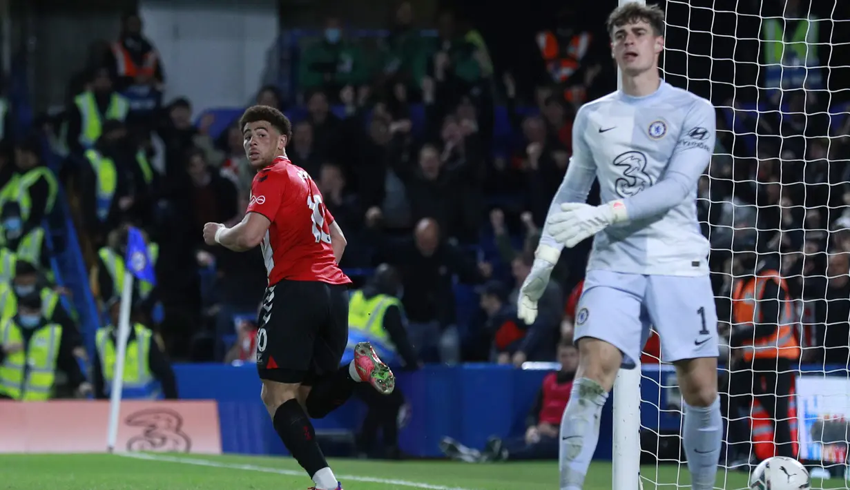 Babak kedua baru berjalan satu menit, Southampton berhasil menyamakan skor 1-1. Che Adams berhasil mencocor bola hasil tendangan Kyle Walker-Peters yang melewati sela-sela kaki Kepa Arrizabalaga. Hingga waktu normal usai skor 1-1 tetap bertahan dan dilanjutkan adu penalti. (AP/Ian Walton)