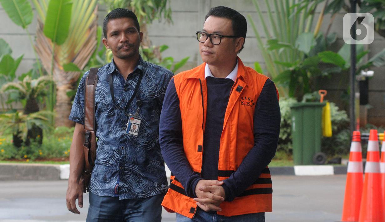 Mantan Dirut Perum Perindo Risyanto Suanda (kanan) saat akan menjalani pemeriksaan di Gedung KPK, Jakarta, Jumat (3/1/2020). Risyanto diperiksa sebagai tersangka untuk melengkapi berkas terkait menerima suap izin kuota impor ikan frozen pacific mackerel atau ikan salem. (merdeka.com/Dwi Narwoko)