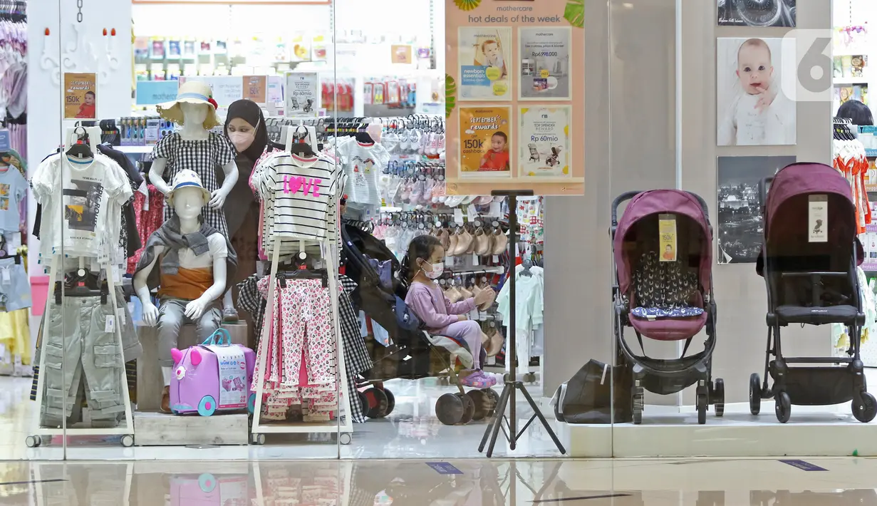 Seorang anak berada di pusat perbelanjaan Senayan city, Jakarta, Rabu (22/9/2021). Pemerintah mulai mengizinkan anak usia kurang dari 12 tahun memasuki pusat perbelanjaan dengan pengawasan orang tua di lima kota yaitu Jakarta, Bandung, Semarang, Yogyakarta dan Surabaya. (Liputan6.com/Herman Zakharia
