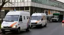 Polisi berjaga-jaga dekat dearler mobil setelah ditangkapnya buronan penyerangan Paris Mohamed Abrini di Anderlecht, Belgia, (8/4). Mohamed Abrini tak berkutik ketika dibekuk pasukan khusus Belgia. (REUTERS/Yves Herman)