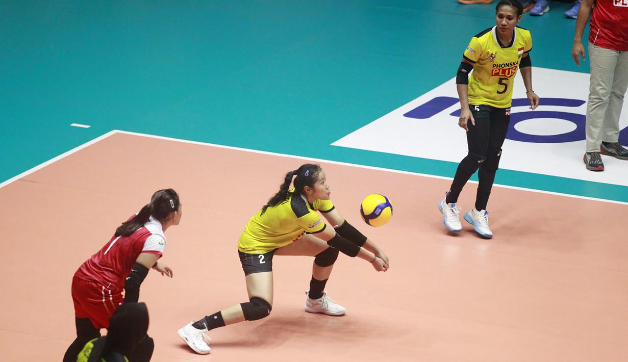 <p>Pemain timnas bola voli putri Indonesia, Ratri Wulandari berusaha membangun serangan saat menghadapi India pada laga Grup E Babak 8 Besar Kejuaraan Bola Voli Putri AVC Challenge Cup 2023 di GOR Tri Dharma, Gresik, Jawa Timur, Jumat (23/6/2023). Indonesia menang 3-0 atas India (25-21, 25-15, 25-16) dan memastikan lolos ke semifinal sebagai juara Grup E. (Dok. PBVSI)</p>