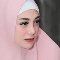 Mengaku Nyaman, Ini 7 Potret Celine Evangelista Berhijab Meski Beragama Katolik (Sumber: Instagram/celine_evangelista)