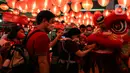 Pengunjung memberi angpao pada Barongsai yang beraksi di mal kawasan Jakarta, Minggu (30/1/2022). Dalam rangka menyambut Tahun Baru Imlek, Mal di Jakarta menghadirkan atraksi barongsai yang untuk menghibur pengunjung dan menarik daya beli masyarakat. (Liputan6.com/Johan Tallo)