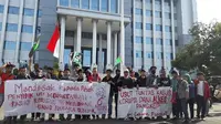 Sejumlah massa HMI mendesak Kejati Sulsel menuntaskan kasus dugaan korupsi pengadaan alkes di Kabupaten Pangkep (Liputan6.com/ Eka Hakim)