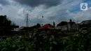 Anak-anak menerbangkan layang-layang di Tanah Makam Cipinang Besar Utara, Jakarta, Selasa (14/1/2020). Pemprov DKI Jakarta berencana terus menambah Ruang Publik Terpadu Ramah Anak (RPTRA) di sejumlah wilayah. (merdeka.com/Imam Buhori)