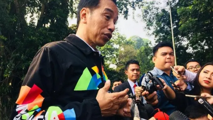 [Bintang] Tampil Fashionable, Presiden Jokowi Pakai Jaket Bermotif Warna-warni yang Modern Kekinian