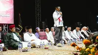 Menko Polhukam Mahfud MD, memimpin doa untuk Palestina bersama ribuan santri di Pondok Pesantren Minggir, Sleman, Daerah Istimewa Yogyakarta pada Sabtu (4/11/2023). (Dok. Istimewa)