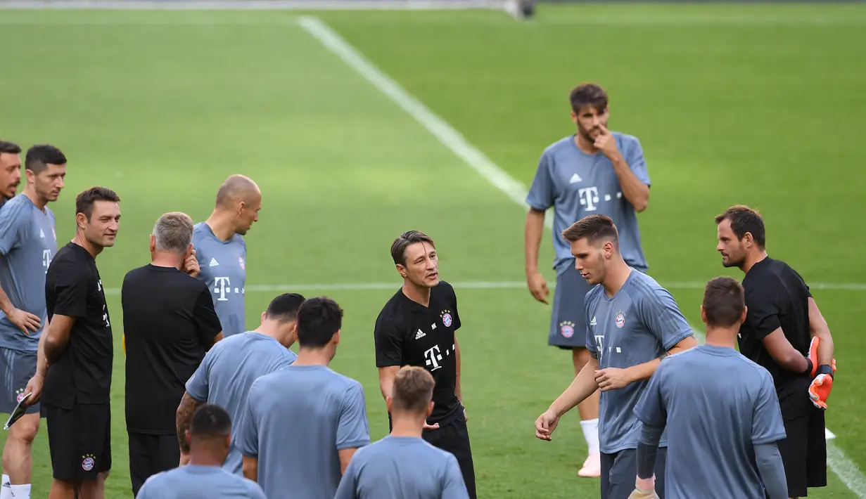 Pelatih Bayern Munchen, Niko Kovac (tengah) berbincang dengan para pemain saat latihan di stadion Luz di Lisbon (18/9). Munchen akan bertanding melawan wakil Portugal, Benfica. (AFP Photo/Francisco Leong)