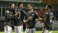 Para pemain Manchester United merayakan gol yang dicetak oleh Marcus Rashford ke gawang Luton Town pada Piala Liga Inggris di Stadion Kenilworth Road, Rabu (23/9/2020). Setan Merah menang dengan skor 3-0. (Nick Potts/Pool via AP)