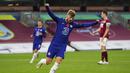 Pemain Chelsea, Timo Werner, melakukan selebrasi usai mencetak gol ke gawang Burnley pada laga Liga Inggris di Stadion Turf Moor, Sabtu (31/10/2020). Chelsea menang dengan skor 3-0. (Molly Darlington/Pool via AP)