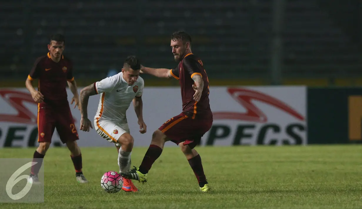 Gelandang Daniele de Rossi (kanan) baru saja merayakan ulang tahunnya ke-32 pada 24 Juli kemarin, sehari jelang AS Roma D 2015, SUGBK, Jakarta, Sabtu (25/7/2015). (Liputan6.com/Herman Zakharia)