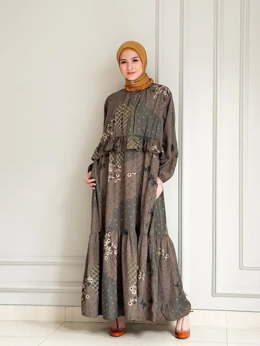 Yang tak kalah menarik perhatian adalah Moza. Peran tersebut dimainkan oleh Donita yang kini menjadi istri Adi Nugroho. Donita kini telah menjadi ibu dengan dua orang anak. Setelah memutuskan berhijab, perlahan mengurangi kegiatannya di dunia akting dan lebih fokus sebagai istri dan ibu. [Instagram/donitabhubiy]