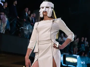 Seorang model menampilkan kreasi busana rancangan Olga Sultanova dalam kompetisi perancang busana muda Couture Fashion Show di Moskow, Rusia, pada 24 September 2020. Lebih dari 30 perancang busana berpartisipasi dalam kompetisi tersebut. (Xinhua/Alexander Zemlianichenko Jr.)