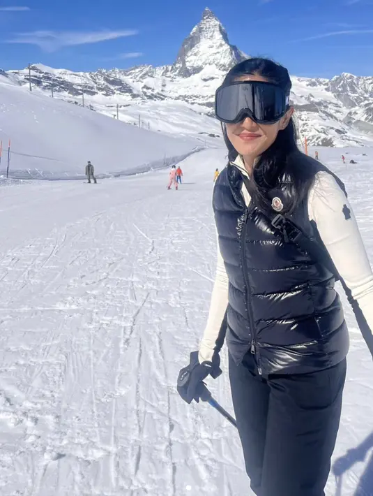 <p>Liburan Dian Sastrowardoyo diisi dengan bermain ski. Ia kenakan baju monokrom yang stylish dengan jaket puffy dan juga kacamata ski yang statement. [Foto: Instagram/ Dian Sastrowardoyo]Nia</p>