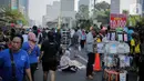 Pedagang kaki lima (PKL) berjualan di jalan saat car free day (CFD) di kawasan Bundaran HI, Jakarta, Minggu (6/10/2019). Banyaknya PKL nakal yang berjualan tidak pada tempatnya menyebabkan olahraga warga terganggu. (Liputan6.com/Faizal Fanani)