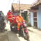 Petugas damkar Wak Jago Pertamina Palembang, saat berlatih mengaplikasikan teknik pemadaman kebakaran di jalan sempit di Lorong Mari Plaju Palembang Sumsel (Liputan6.com / Nefri Inge)