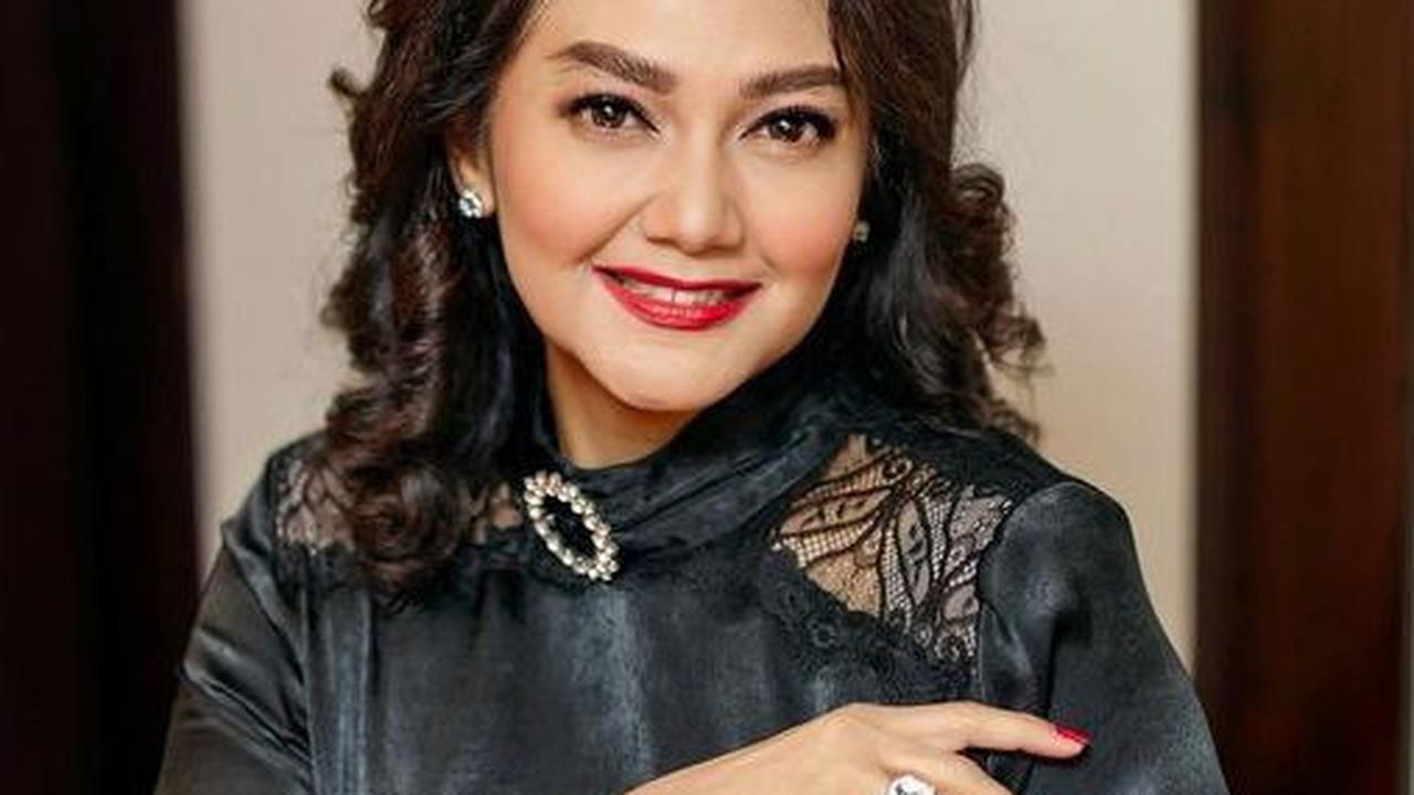 Foto-foto Terbaru Bella Saphira Tetap Awet Muda di Usia 51 Tahun, Wajah Cantiknya Dinilai Tak Berubah