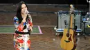 Penyanyi Raisa disela latihan jelang konser tungal perdananya "Pemeran Utama", di kawasan Fatmawati, Jakarta, Rabu (20/5/2015). Dalam konser yang akan digelar pada 24 Mei mendatang, Raisa akan membawakan 22 lagu. (Liputan6.com/Panji Diksana)