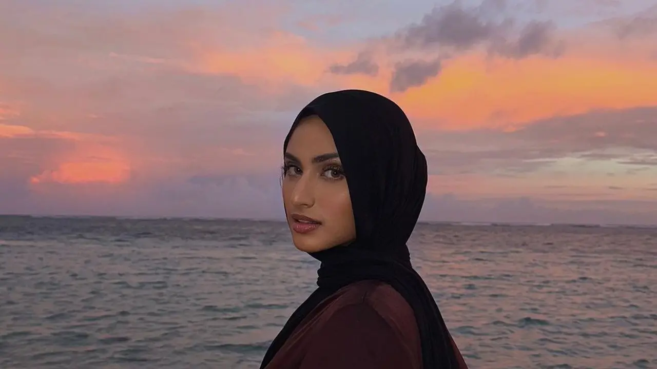 6 Rekomendasi Outfit Hijab Anti Gerah untuk ke Pantai dari Sashfir, Shireen Sungkar, hingga Irish Bella