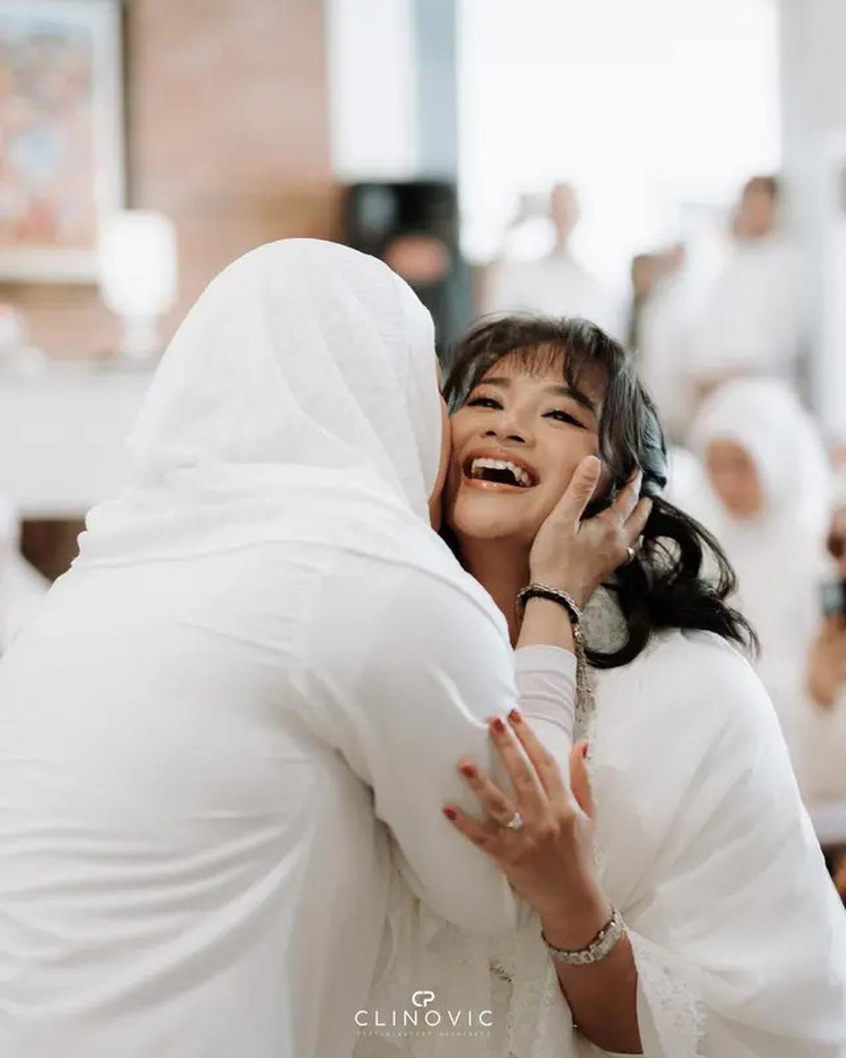 6 Potret Detail Outfit Adira Kania di Pengajian Jelang Nikah, Penuh Makna Spiritual