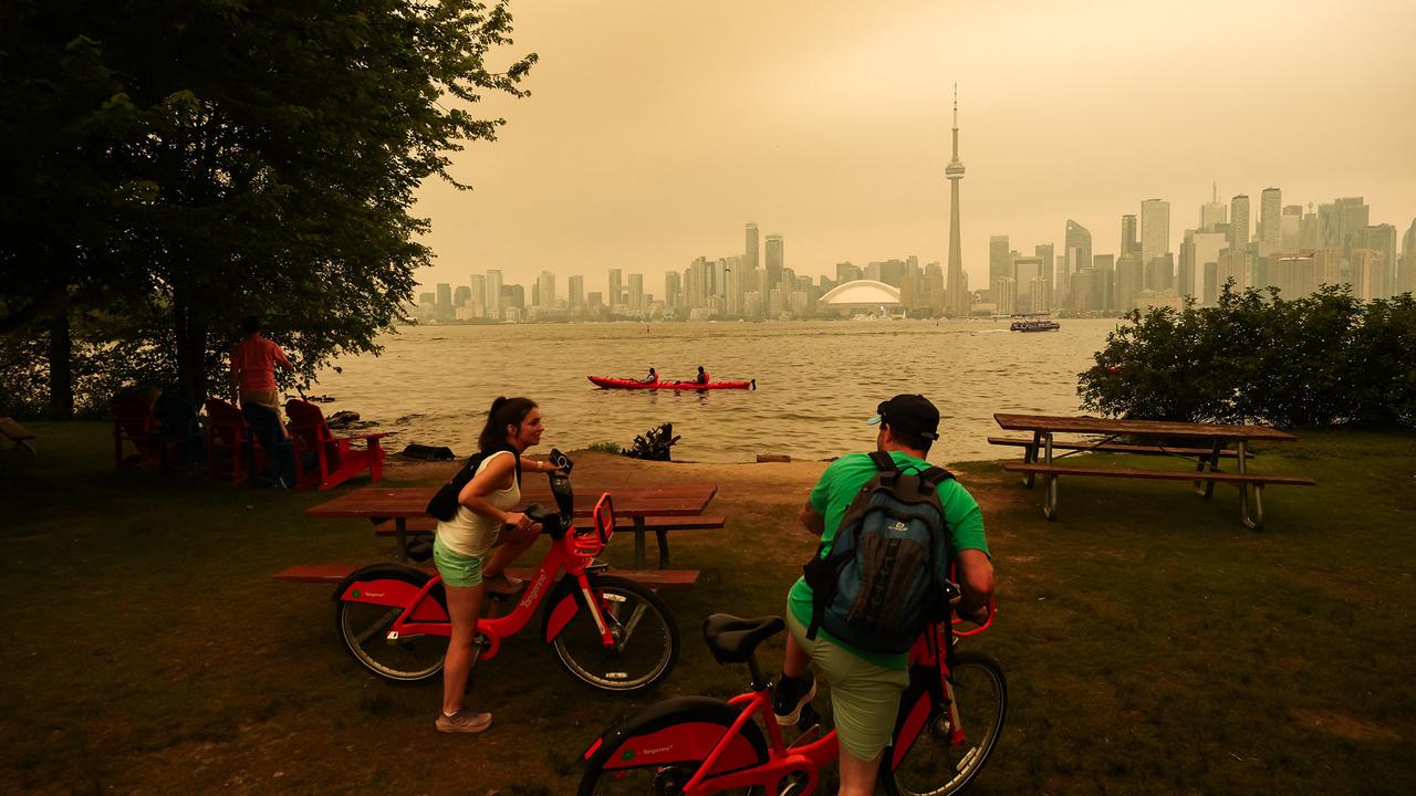 Ngerinya Langit Kota Toronto Berubah Kekuningan akibat Asap Kebakaran Hutan