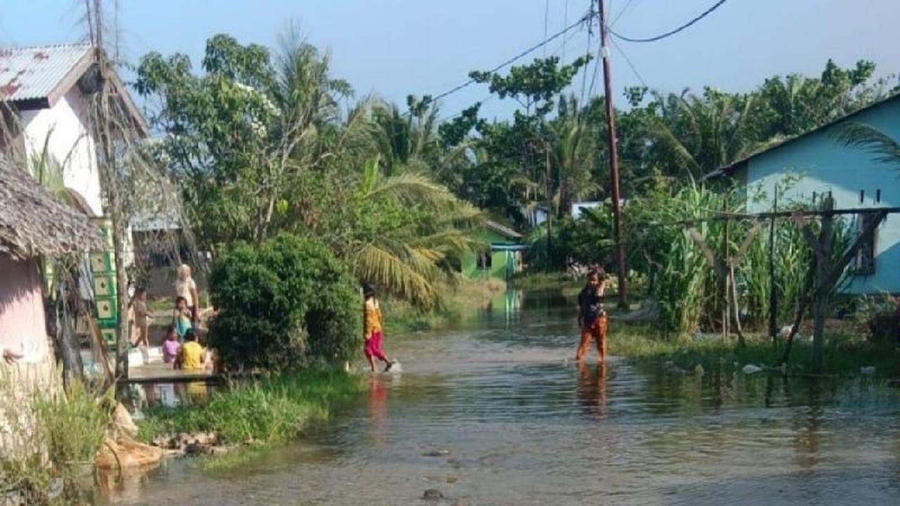 Banjir Deliserdang: 35 Jiwa Mengungsi Akibat Tanggul Jebol di Hamparan Perak