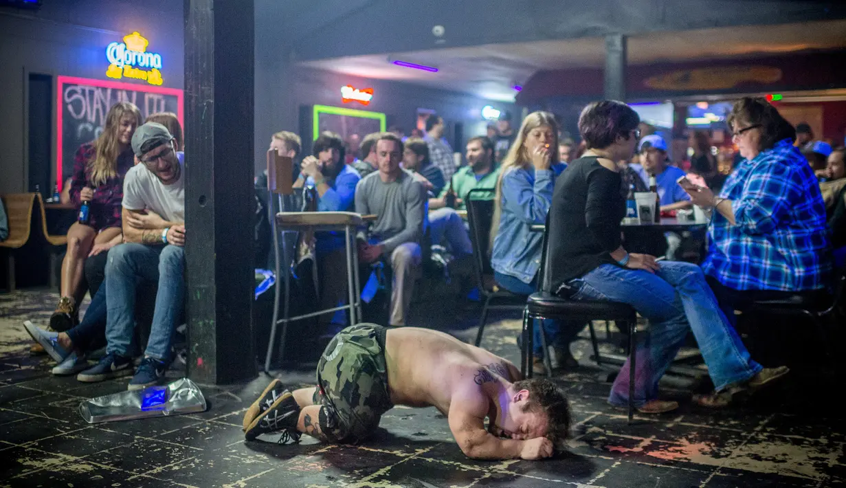 Flyin Ryan merangkak di lantai saat beraksi dalam pertandingan On The Rocks di Cleveland (9/2). Mereka berada di bawah The Micro Wrestling Federation yang didirikan pada tahun 2000. (AFP/Emily Kask)