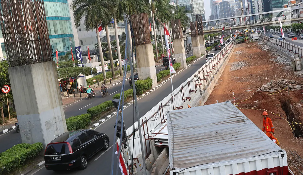 Kondisi tiang monorel di Jalan HR Rasuna Said, Kuningan, Jakarta, Jumat (18/8). Pembongkaran tiang itu dilakukan untuk perluasan jalan, terkait dimulainya pembangunan proyek light rail transit (LRT). (Liputan6.com/Immanuel Antonius)