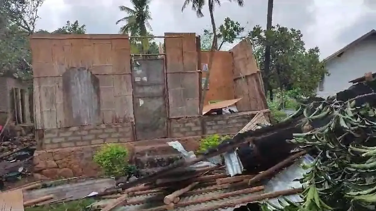 Kondisi rumah warga di desa Ilepadung, Kabupaten Flores Timur, NTT rusak parah terkena puting angin beliung (Liputan6.com/Ola Keda)