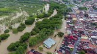 Pemandangan dari udara banjir akibat hujan lebat di Itapetinga, Negara Bagian Bahia, Brasil, 26 Desember 2021. Hujan lebat yang mengguyur Bahia telah menyebabkan lebih dari 4 ribu rumah terdampak dan menyulitkan akses sejumlah masyarakat. (Manuella LUANA/AFP)