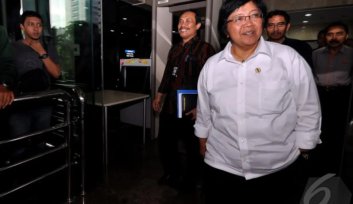 Kedatangan Siti Nurbaya ke Gedung KPK  untuk berdiskusi tentang pencegahan korupsi di sektor kehutanan,  Jakarta, Selasa (23/12/2014). (Liputan6.com/Miftahul Hayat)