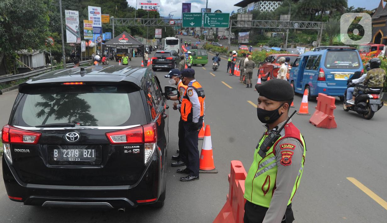 Petugas gabungan menghentikan pengendara mobil yang hendak menuju Puncak di Simpang Gadog, Bogor, Kamis (24/12/2020). Polisi bakal menutup jalur Puncak guna mengantisipasi lonjakan volume kendaraan dan penyebaran Covid-19 seiring peringatan malam tahun baru. (merdeka.com/Arie Basuki)