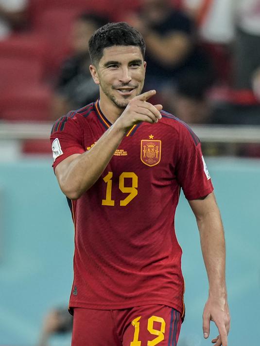 Gelandang Spanyol, Carlos Soler  berselebrasi dengan rekan setimnya setelah mencetak gol ke gawang Kosta Rika pada pertandingan grup E Piala Dunia 2022 Qatar di Stadion Al Thumama di Doha, Qatar, Rabu (23/11/2022). Spanyol menang atas Kosta Rika dengan skor 7-0. (AP Photo/Francisco Seco)