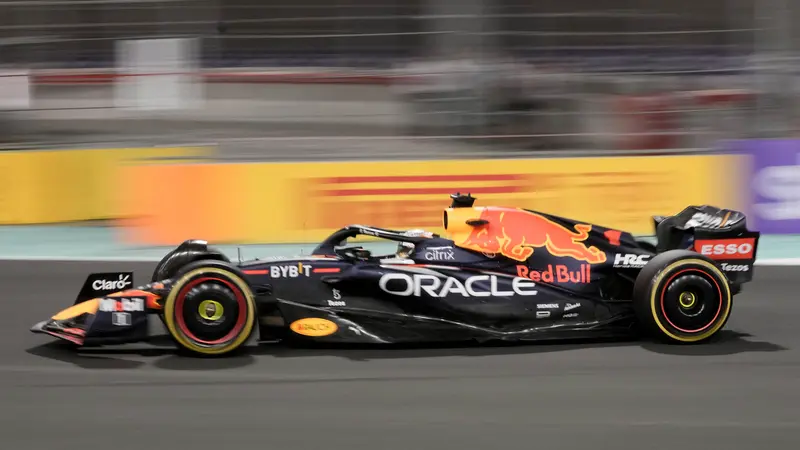 Foto: Menangi Duel Sengit Atas Charles Leclerc, Max Verstappen Jawara F1 GP Arab Saudi