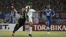 Kiper Persib, I Made Wirawan, berusaha menghalau serangan pemain Surabaya United dalam lanjutan Grup C Piala Jenderal Sudirman 2015 di Stadion Gelora Delta Sidoarjo, Sabtu (21/11/2015). (Bola.com/Vitalis Yogi Trisna)