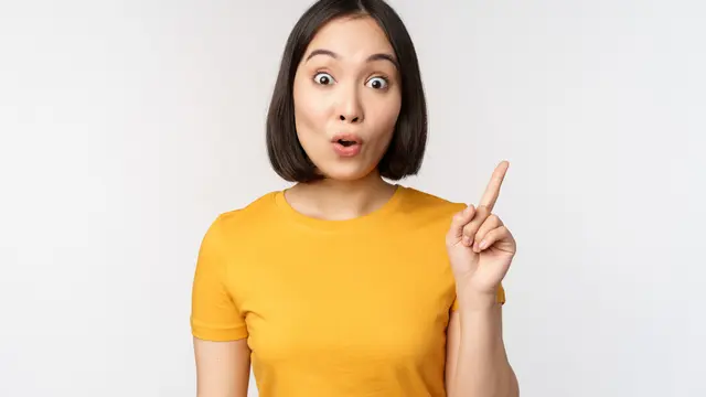 Seorang perempuan mengangkat salah satu jari telunjuknya (Foto Dok: Freepik/benzoix)