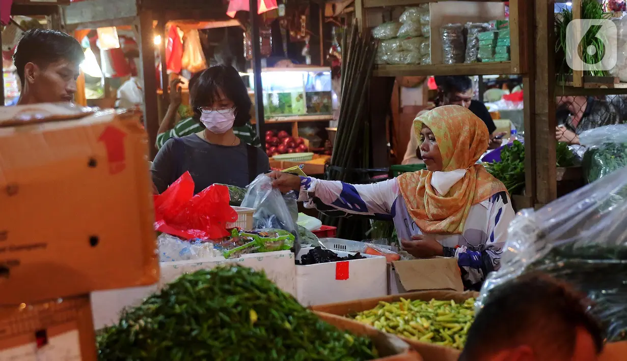 Aktivitas pedagang di pasar Senen, Jakarta, Jumat (23/12/2022). Penjabat (Pj) Gubernur DKI Jakarta, Heru Budi Hartono menjelaskan, menghadapi Natal 2022 dan Tahun Baru 2023, Pemprov DKI Jakarta terus meningkatkan sinergi untuk menjaga ketahanan pangan. Dia pun memastikan bahwa pasokan kebutuhan pangan yang berkualitas untuk masyarakat Jakarta dalam kondisi stabil, serta harga pangan tetap terjaga dan terjangkau oleh masyarakat Jakarta. (Liputan6.com/Angga Yuniar)