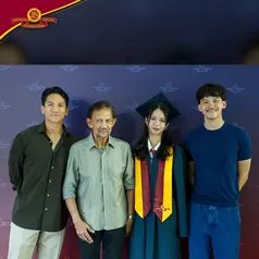 Tak hanya Pangeran Mateen, Sultah Bolkiah juga ikut mendampingi kelulusan sang anak.