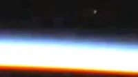 Para pemburu UFO melihat benda terbang itu dalam video yang dipancarkan dari stasius angkasa pada 9 Juli. Mendadak, siarannya terputus. (Sumber CNET.com)