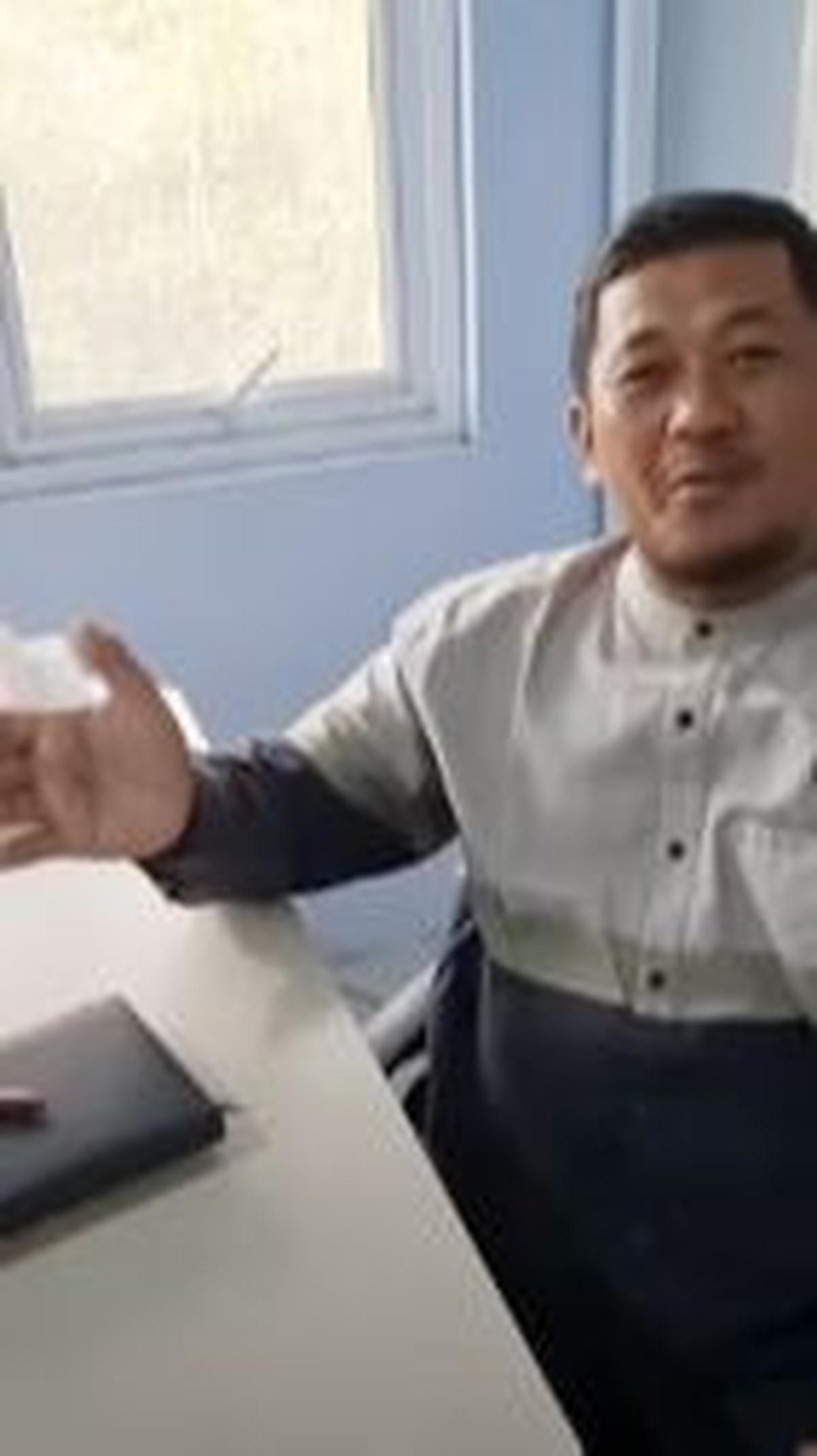"Sangat senang. Kita juga dapat pahala Insya Allah karena membantu persiapan tamu-tamu Allah nantinya," terangnya.