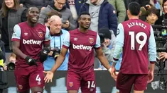 Pemain West Ham United Mohammed Kudus (tengah) melakukan selebrasi usai mencetak gol ke gawang Manchester United pada pertandingan sepak bola Liga Inggris di London Stadium, London, Inggris, Sabtu (23/12/2023). Manchester United kalah 0-2 dari West Ham United. (AP Photo/Kirsty Wigglesworth)