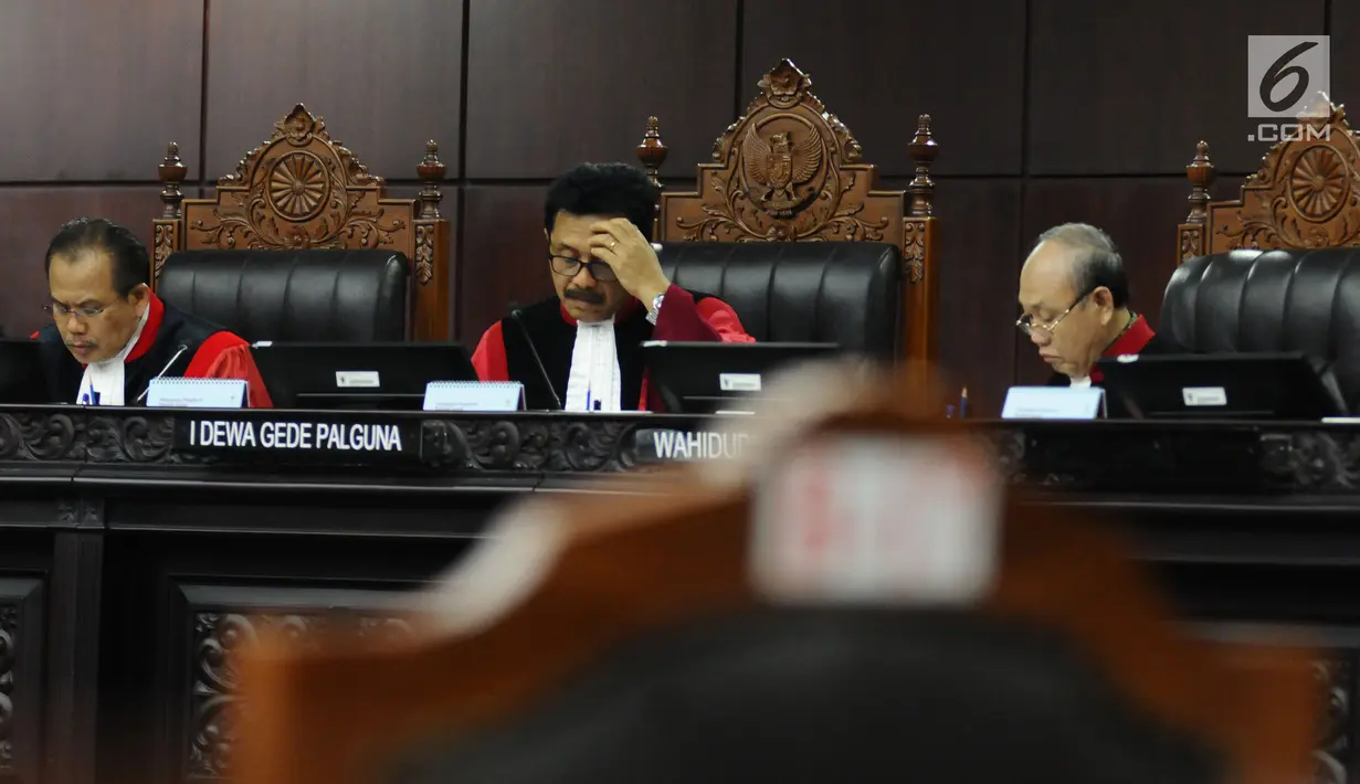 Hakim MK, I Dewa Gede Palguna (tengah) memimpin sidang perdana permohonan uji materi UU Nomor 7 Tahun 2017 tentang Penyelenggaraan Pemilu di Mahkamah Kontitusi, Jakarta, Selasa (5/9). Sidang membacakan nota pendahuluan. (Liputan6.com/Helmi Fithriansyah)
