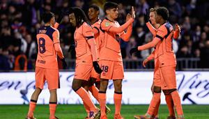 Pemain Barcelona merayakan gol yang dicetak Marcus Rashford ke gawang Guadalajara dalam laga 32 besar Copa del Rey 2025/2026, Rabu (17/12/2025). Barcelona lolos ke semifinal berkat kemenangan 2-0 di markas Guadalajara. (AP Photo/Rudy Garcia)